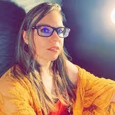 Robyn Mackenzie's Instagram, Twitter & Facebook