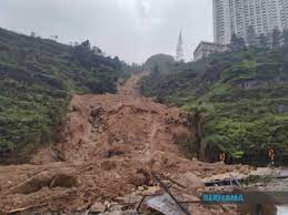 Terdapat 21,000 kawasan berisiko berlaku tanah runtuh di seluruh negara, dengan 76% daripadanya berada di semenanjung malaysia. Bernama Tanah Runtuh Di Laluan Genting Amber Court