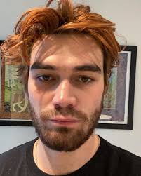 Although she can be very sassy at times, her heart is definitely in the right place. Riverdale Star Kj Apa Amusiert Fans Mit Bart Experiment Promiflash De