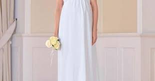 Manche frauen ahnen es schon noch bevor ihre periode ausbleibt, einige sind hingegen vollkommen überrascht und realisieren die „anderen umstände erst beim arztbesuch. Das Richtige Brautkleid In Der Schwangerschaft Hochzeit Mit Babybauch Wir Sagen Ja