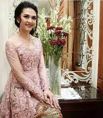 Model kebaya pengantin batak yg gmuk. 28 Model Kebaya Pengantin Modern Kekinian 2021 Evanazka