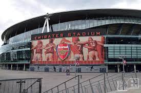 酋长球场 （ emirates stadium ），是 英格兰超级足球联赛 球会 阿仙奴 的主场，位于 英格兰 伦敦 的 霍洛威 。 酋长球场为全英国第四大的足球场，仅次于 英格兰国家队 的主场 温布利球场 和 曼联 的主场 老特拉福德球场 、以及 热刺 的主场 托特纳姆热刺球场 。 é…‹é•¿çƒåœº Google æœå°‹