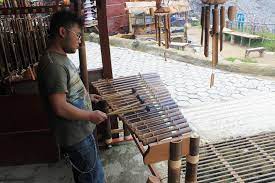 Untuk itu pada kesempatan kali ini kita akan membahas. Calung Alat Musik Yang Menghasilkan Harmoni Indah Indonesia Kaya
