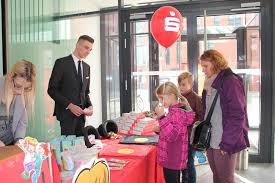 Kinder bringen ihr Erspartes zu den Banken