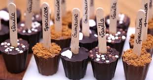 Les Cuilleres De Chocolat Une Gourmandise A Tremper Dans Une Boisson Chaude Sucette Chocolat Confiseries De Noel Chocolat