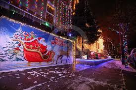 We wish the tree could stay up all year long! Christmas Decorations In New York Anadolu Agency