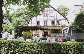 Gaste Sitzen Im Vorgarten Und Unter Der Uberdachten Terrasse Des Greenhouse