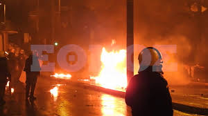 Μεγάλη φωτιά, που απειλεί σπίτια, μαίνεται σε δασική έκταση στον σχίνο κορινθίας. Fwtia Mesa Sto Polytexneio Youtube