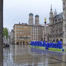 Munich Germany Munchen Deutschland Marienplatz Mit Neuem Rathaus Und Frauenturmen Und Munich4europe Im Regen Munchen Deutschland Munchen Rathaus