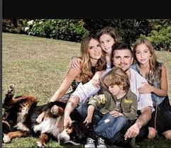 Juanes met model/actress karen martínez during the filming of his video podemos hacernos daño. Las Mejores Fotos De Juanes Con Su Familia People En Espanol