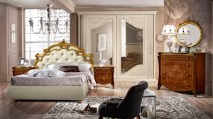 Camera da letto moderna con il listone del pavimento che prosegue sulla parete di testata, creando una simmetria decisa con la parete e il soffitto intonacati. Camera Da Letto Compose 2 Pianeta Arredamenti
