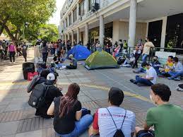Los estudiantes de universidades públicas piden al gobierno nacional que no se cobre la matrícula del próximo semestre para así evitar la deserción. Matricula Cero Para Estudiantes De La Usco En Vilo La Poderosa Del Huila