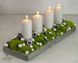 Adventskranz aus weihnachtskugeln selber machen. Diy Hubscher Langlicher Adventskranz Mit Moos Und Kugeln Deko Kitchen