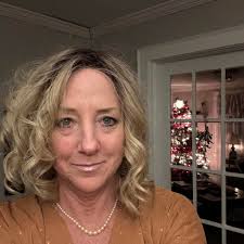 Main Drive came alive tonight for Greek Rush! Before choosing a collegian,  new students explored booths filled with games, snacks, and creative  displays, then wrapped up the evening with a colorful parade