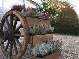 Cela fait longtemps que cette idée vous trotte dans la tête mais vous attendiez d'avoir fini votre travaux de préparation. Roues De Charette A Fleurir Tendance Location