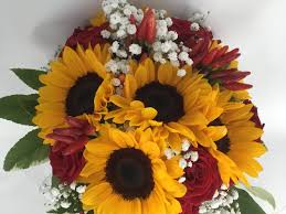 Il mazzo verrà consegnato dal fiorista personalmente al destinatario. Bouquet Sposa Girasoli Peperoncino E Rose Rosse Incantesimo Fiorito