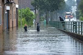 Voordat hij het wist, kwam het water tot kniehoogte, begon zijn auto te drijven en kwam het laminaat langzaam los. Tesub5dchphzlm