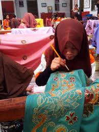 Padatan metil jingga selanjutnya, memisahkan metal jingga dengan cara mengendapkannya dengan menambahkan nacl atau garam dapur. Mengenal Tumbuhan Jitu Penghasil Warna Tekstil Lifestyle Liputan6 Com