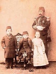 السلطان العثماني عبد الحميد الثاني و أبناؤه تعود الصورة إلى 1879