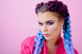 Mädchen Mit Geflochtenen Haaren. Friseursalon. Geflochtene Kugel. Kleines  Mädchen Mit Süßen Braixeln Nah Stockbild