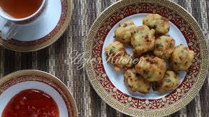 Add maggi noodles and mix evenly. Cucur Udang Sheila Rusly