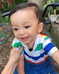 MasyaAllah tabarakallah udah 8 bulan aja ini bocil sehat2 ya anak sholeh  pinter berbakti sama orangtua baik akhlaknya selalu dikelilingi orang2 baik  aamiin allahumma aamiin😇🥰💗 hihi kemaren lupa gara2 guntur teker wkwk