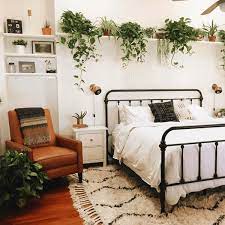 A Shelf Over The Bed Is Far More Interesting Than A Headboard Idee Chambre Idees Chambre Deco Chambre