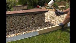 Wenn du die rasenkante nicht betonieren möchtest, verwende statt beton die vorhandene erde oder eine dichte kiesschicht als fundament für die zukünftigen randsteine. Erfindung Rasenkante Verlegen Ohne Graben Ohne Fundament O Schleppen Clever Edge Die Rasenkante Youtube