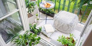 Préférez le côté intérieur du bord de fenêtre pour placer les pots. Plantes Pour Balcon Oriente Nord Lesquelles Choisir Marie Claire