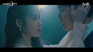 Mengisahkan seorang gadis (penulis) yang telah ditipu oleh sahabatnya sendiri sehingga semua yang dimiliki termasuk rumahnya berpindah tangan dan telah dijual kepada seorang pelakon terkenal. Kdramatized Sinopsis Hotel Del Luna Episode 4