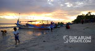 Pantai ujung genteng menjadi tempat yang tepat untuk melepas lelah. Wisatawan Di Pantai Bagalbatre Ujung Genteng Sukabumi Nikmati Senja Disaat Pandemi