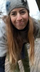 De las frases que más me impactaron en mi camino fue una de Einstein que  sabiamente alertaba que no se podía resolver nada desde el mismo estado de  consciencia que creo la situación. Y si, la mente ...