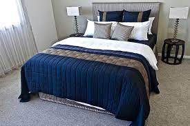 Nah, tempat tidur besi mempunyai rangka yang kokoh dan stabil yang pasti perpaduan antara kayu alami dan dinding yang berwarna putih sangat serasi lho. Aneka Model Sprei Dan Selimut Yang Wajib Dicoba Kamartidur Com