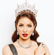 Muốn xinh đẹp và nổi bật hơn, hãy nhìn cách Phạm Hương trang điểm mà học tập