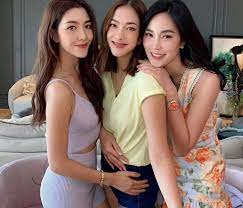 หลังจาก 3 สาวเพื่อนซี้ แป้ง อรจิรา ,วุ้นเส้น วิริฒิพา และ เมย์ พิชญ์นาฏ ได้รวมตัว โพสต์ภาพพร้อมแคปชั่นชวนลุ้นว่า แซงไปก่อน ไม่รอแล้วนะ ใครแซง. 8a8awru5odh M