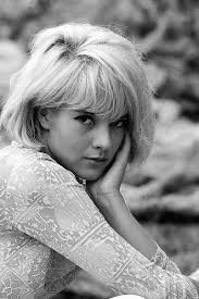 Sylvie Vartan Her Father Georges Vartanian 1912 1970 Was Born In France To A Bulgarian Mother And An Armenian F Celebrity Beauty Womens Hairstyles Beauty