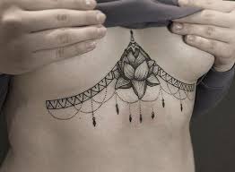 El término underboob proviene del inglés y en traducción literal significa debajo del pecho. Pin En Tattoos