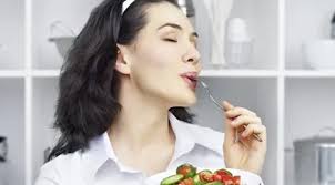Murid perlu mengira nilai kalori makanan bagi menentukan gizi seimbang. Sarapan Sehat Yuk Sesuaikan Porsi Dengan Jumlah Kalori Harian Beauty Fimela Com