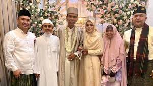 Menurutnya, tengku zulkarnain tidak memiliki. Profil Fatimah Az Zahra Istri Ustaz Abdul Somad Penghafal Al Quran Berusia 19 Tahun Tribunnewswiki Com Mobile