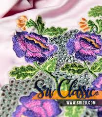 Kamu berencana membeli rak bunga untuk memajang koleksi tanaman hias di rumah? Corak Sulam Mesin Bunga Leletup Kerawang Lebah Jubah Cutting A