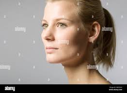 Ritratto di una donna bionda con la coda di cavallo Foto stock