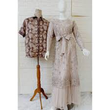 Beli baju lamaran couple online berkualitas dengan harga murah terbaru 2021 di tokopedia! Couple Set Wanita Setelan Kemeja Pria Kebaya Lamaran Kondangan Promo Shopee Indonesia