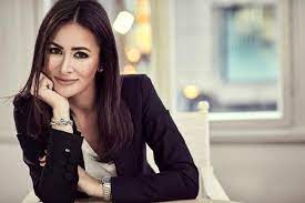 Çocukluğunun ilk yıllarını kıbrıs'ta geçiren fatoş altınbaş, babasının işi vesilesiyle ilkokula başladığı yıl i̇stanbul'a taşınmıştır. Fatos Altinbas Sarigul Populer Kultur Algilarimizla Oynuyor Haberler