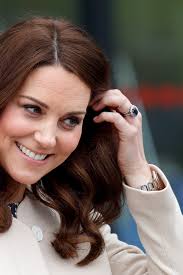 凱特王妃「居家上班」摘下著名的藍寶石訂婚戒指，參訪行程也採「無接觸參訪」，英國皇室為防疫做出良好示範| Vogue Taiwan