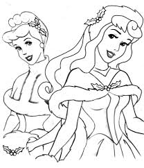 Aurora encontró a beauty en un jardín durmiendo y fue una amistad a primera vista. Aurora Si Cenusareasa De Colorat