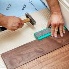 Ein Holzboden Wirkt Edel Und Warm Doch Ist Ein Echtholz Boden Das Richtige Furs Badezimmer Dank Einer Systemlosung Lass Garage Boden Holzboden Im Bad Parkett
