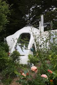 Architecture Habiter Autrement Dans Les Kerterre Article Pour Ouest France Kerterre Maison Earthship L Art Exterieur