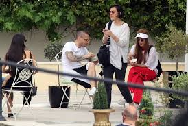 Η τάμτα είναι μία από τις ελληνίδες τραγουδίστριες που έχουν καταφέρει να ξεχωρίσουν τόσο για το εντυπωσιακό στιλ τους όσο και για. Paparazzi Spania Emfanish Ths Tamta Me Ton Pari Kasidokwsta Kai Thn Korh Ths Anny Fthis Gr