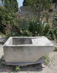 Charmant Lavoir Ancien En Pierre Dure De Style Rustique Alain Bidal Materiaux Anciens En Provence Lavoir Materiaux Anciens Rustique