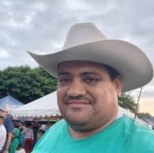 Mensaje de Eunice Escobar Bernal... Esta foto fue tomada hoy a la 1:36 p.m.  cuando emprendieron la travesía los vecinos y familiares de don Norberto  Bonna en una camilla improvisada cruzando caños,